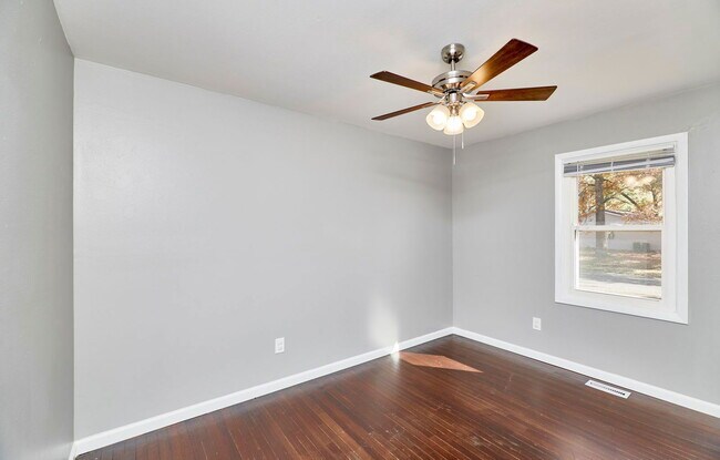 Building Photo - 2365 N Pointe Ln