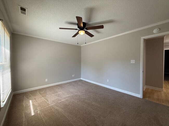 Building Photo - Spacious Two Bedroom, 2nd Floor Condo with Private Balcony. SHOWN BY APPOINTMENT ONLY!