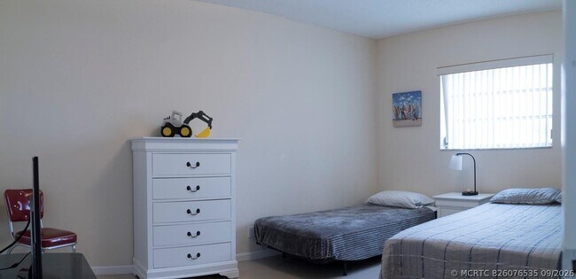Building Photo - 424 N Riverside Dr