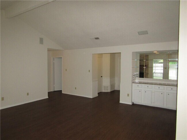 Building Photo - 405 Arrow Head