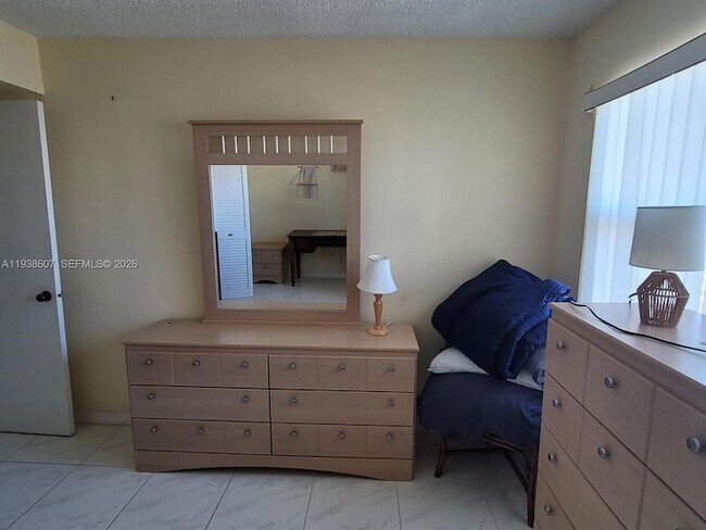 Building Photo - 401 Golden Isles Dr