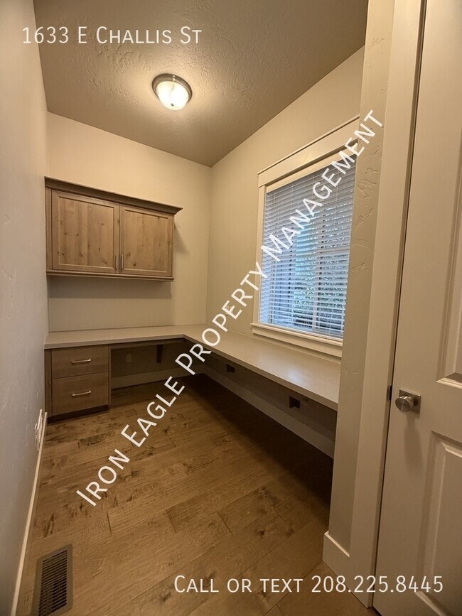 Building Photo - 1633 E Challis St