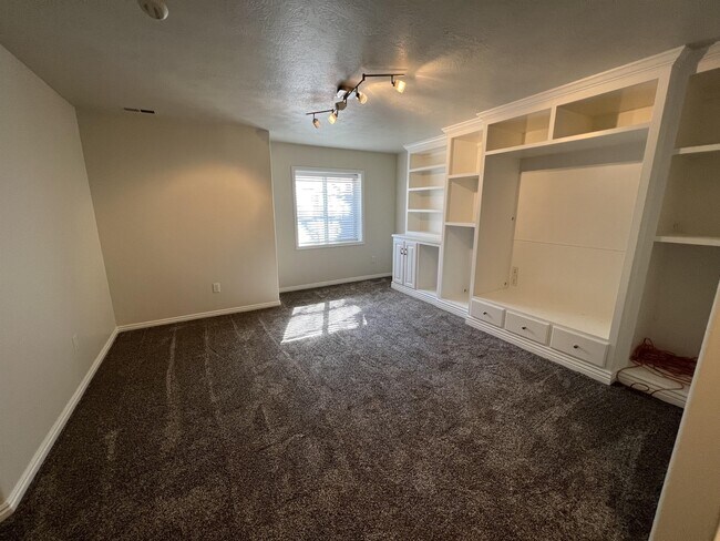 Building Photo - 202 E White Spruce Cv