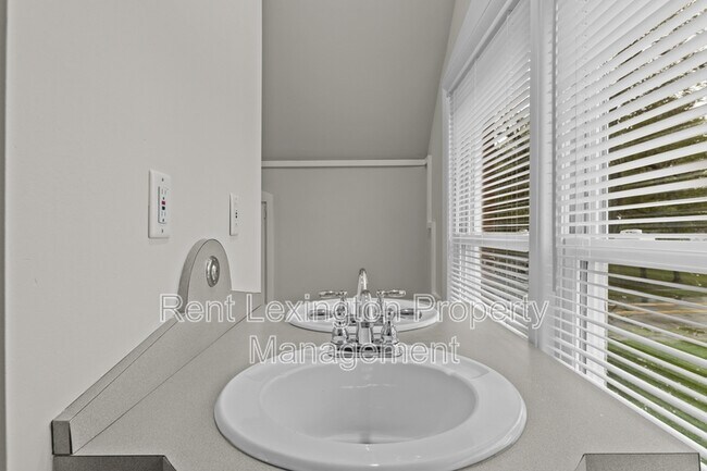 Building Photo - 265 Zandale Dr