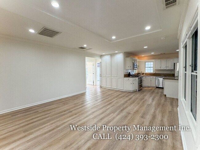 Building Photo - 8120 Glider Ave