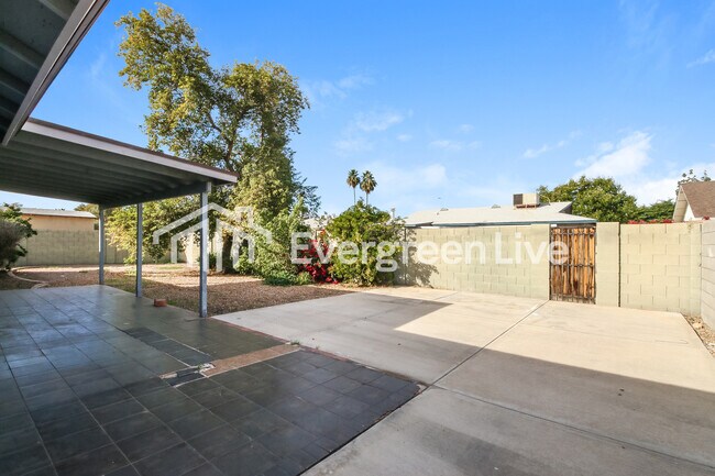 Building Photo - 2110 W Detroit St