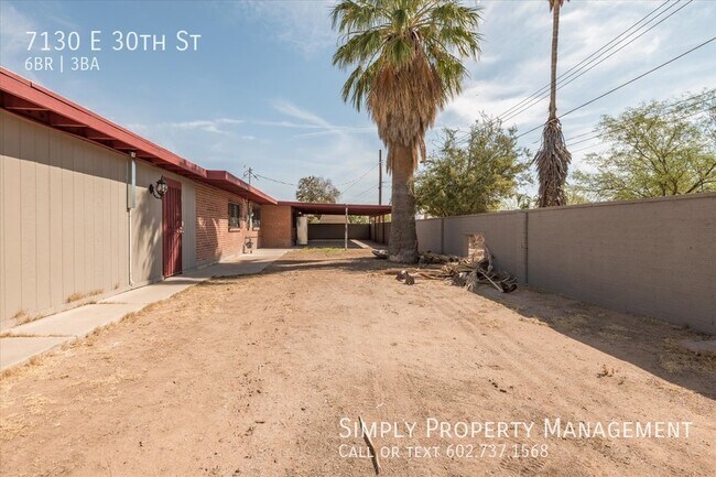 Building Photo - 4 bedroom 2 bath main house with a 2 bed 1...