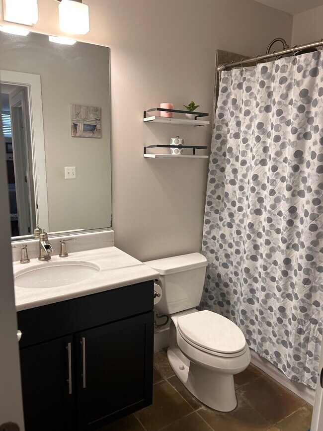 En-suite bathroom with tub - 1241 Kenyon St NW