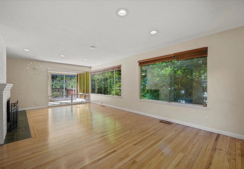 Building Photo - Bellevue Home