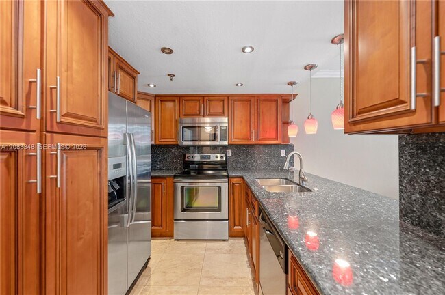 Building Photo - 540 Brickell Key Dr