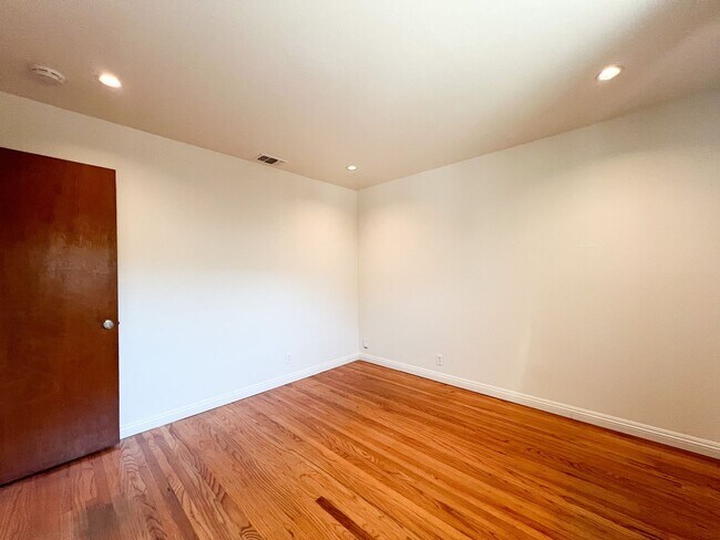 Building Photo - Tahoe Park Gem in Great Location!