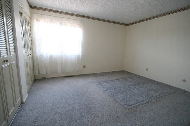 Building Photo - Exceptional 3 bedroom tri-level home close to UCCS!