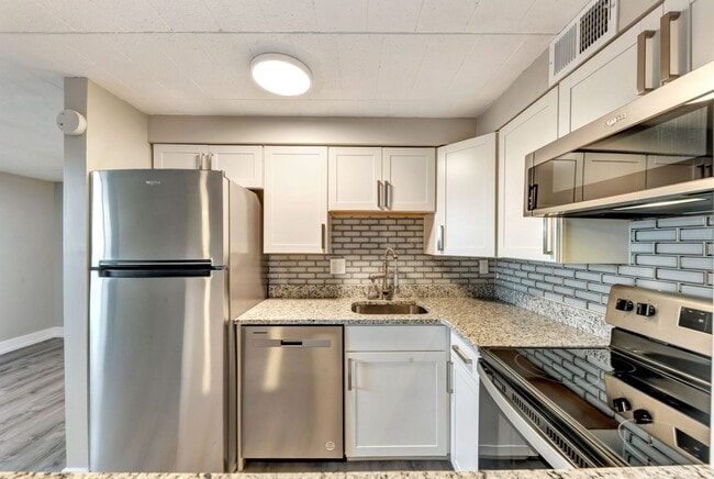 Building Photo - Welcome to your new condo in Walden Woods, located within the sought-after West Allegheny School ...