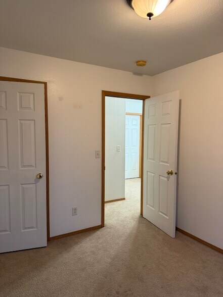 Building Photo - 505 W Shore Dr