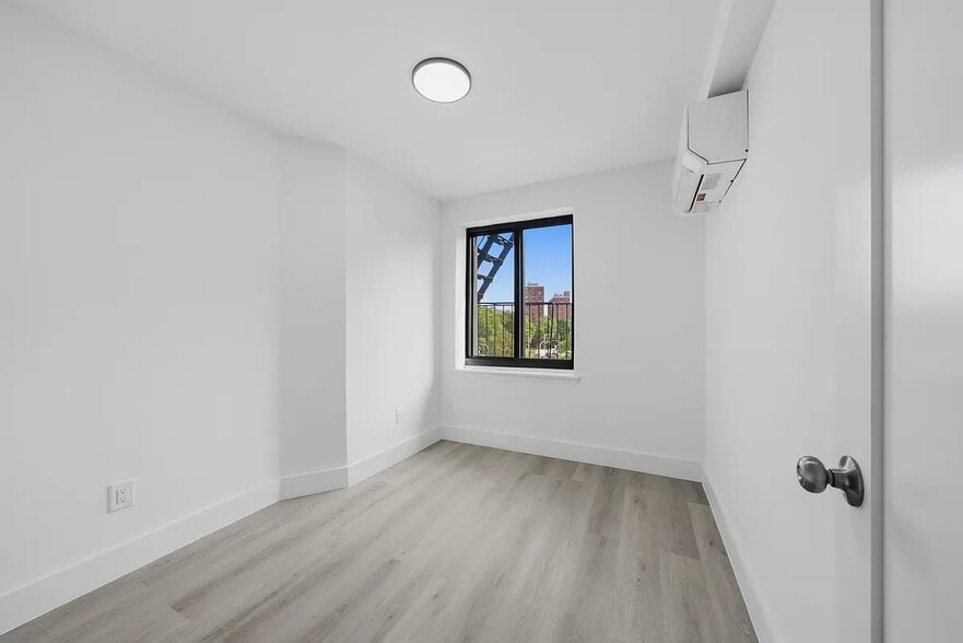 Building Photo - 300 E 96th St