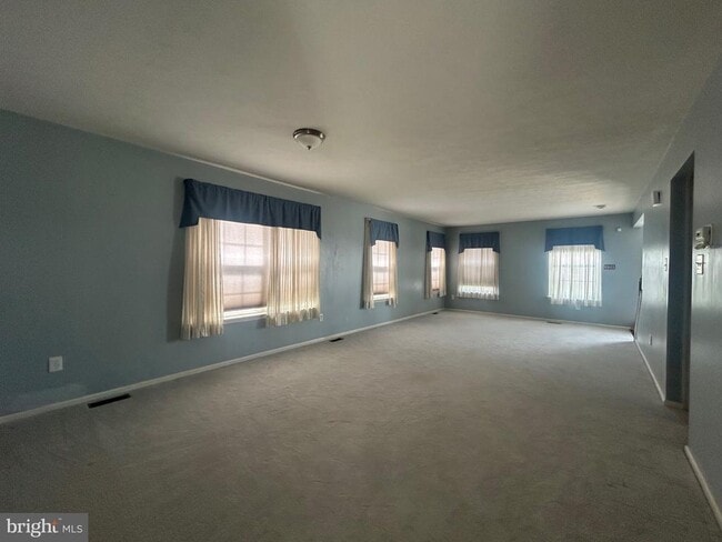 Building Photo - 21 Fieldcrest Dr