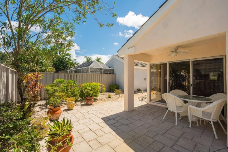 Building Photo - 20 Commodore Pl