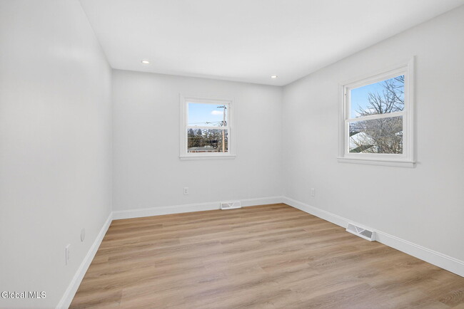 Building Photo - 10 Derry Ln