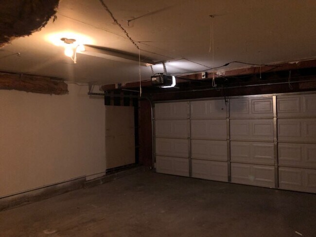 Building Photo - 4 Bed/2.5 Bath  Two Story Home in San Diego