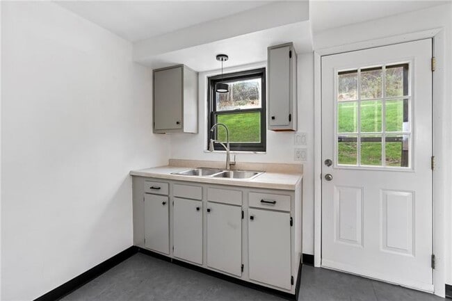 Building Photo - 5406 Verona Rd