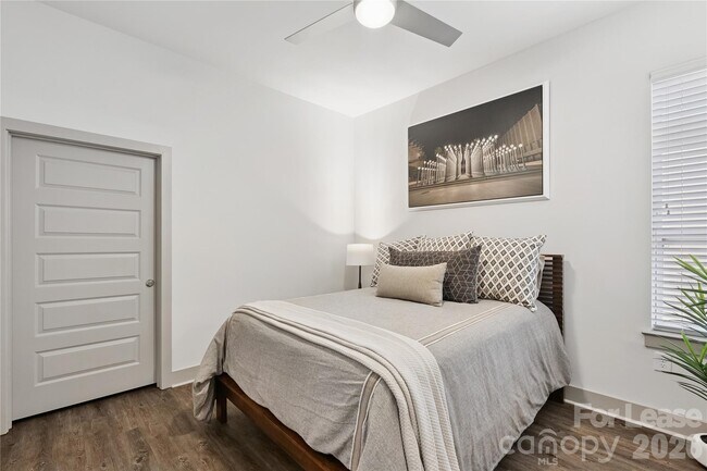 Building Photo - 905 Kenilworth Ave