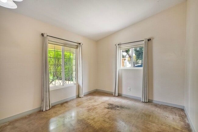 Building Photo - Coastal Living - Minutes from the Beach