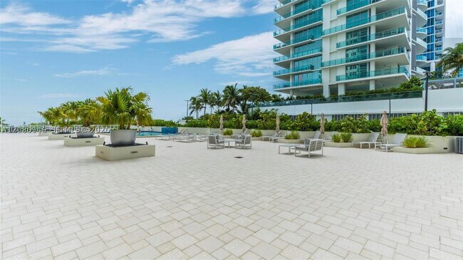 Building Photo - 6917 Collins Ave