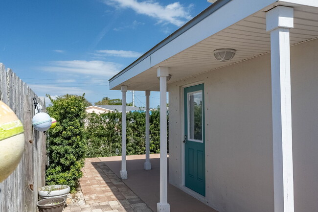 Building Photo - Gorgeous deep water canal front home