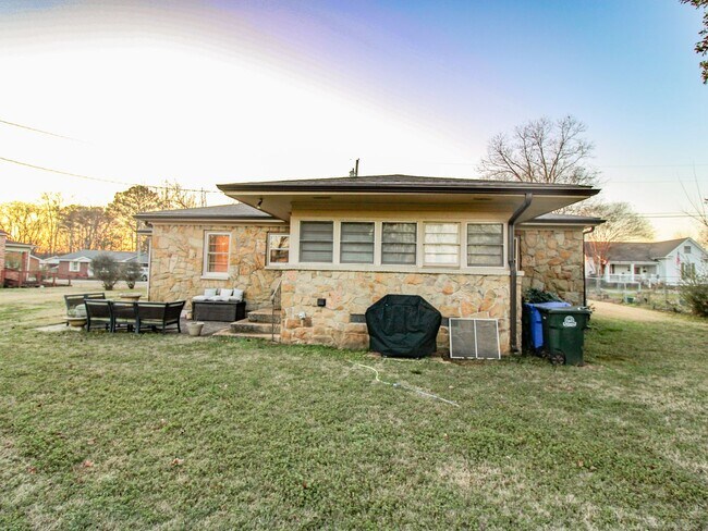 Building Photo - Downtown Athens! Walk to Athens State University! Lawn Care included!