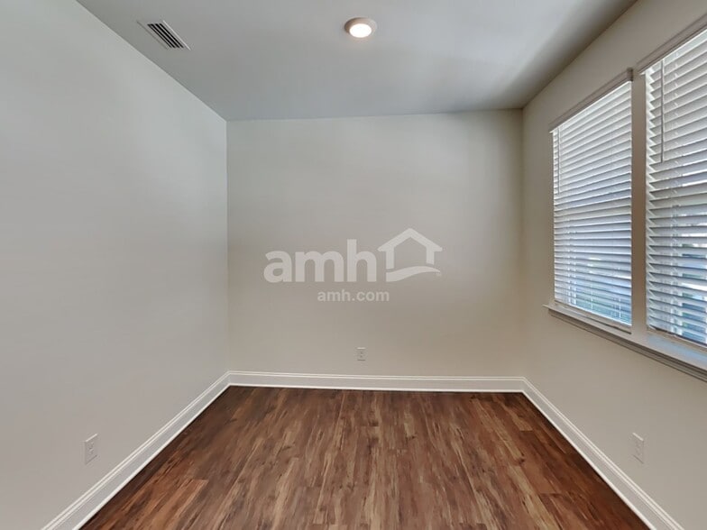 Building Photo - 7424 Garrett Ct