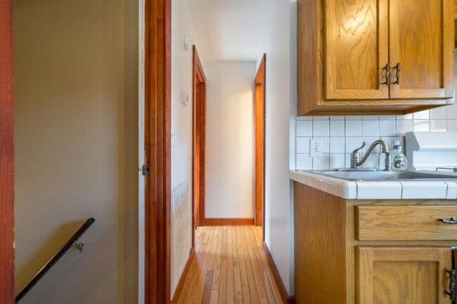 Building Photo - 2822 W Walnut St #16