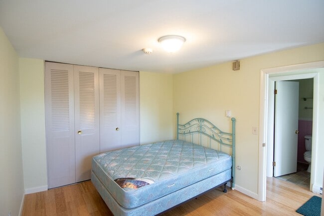 Building Photo - One Bedroom condo in Northampton