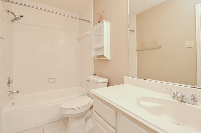 Building Photo - 20430 Drakewood Dr