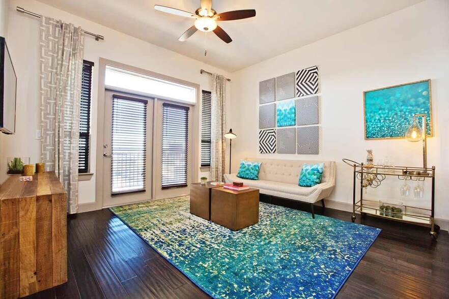 Building Photo - Midtown on the Rail