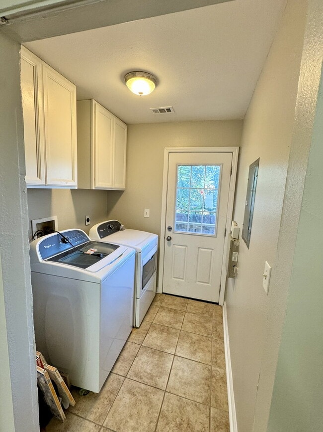 Building Photo - FRESHLY PAINTED 4 bedroom home in Lynn Haven!