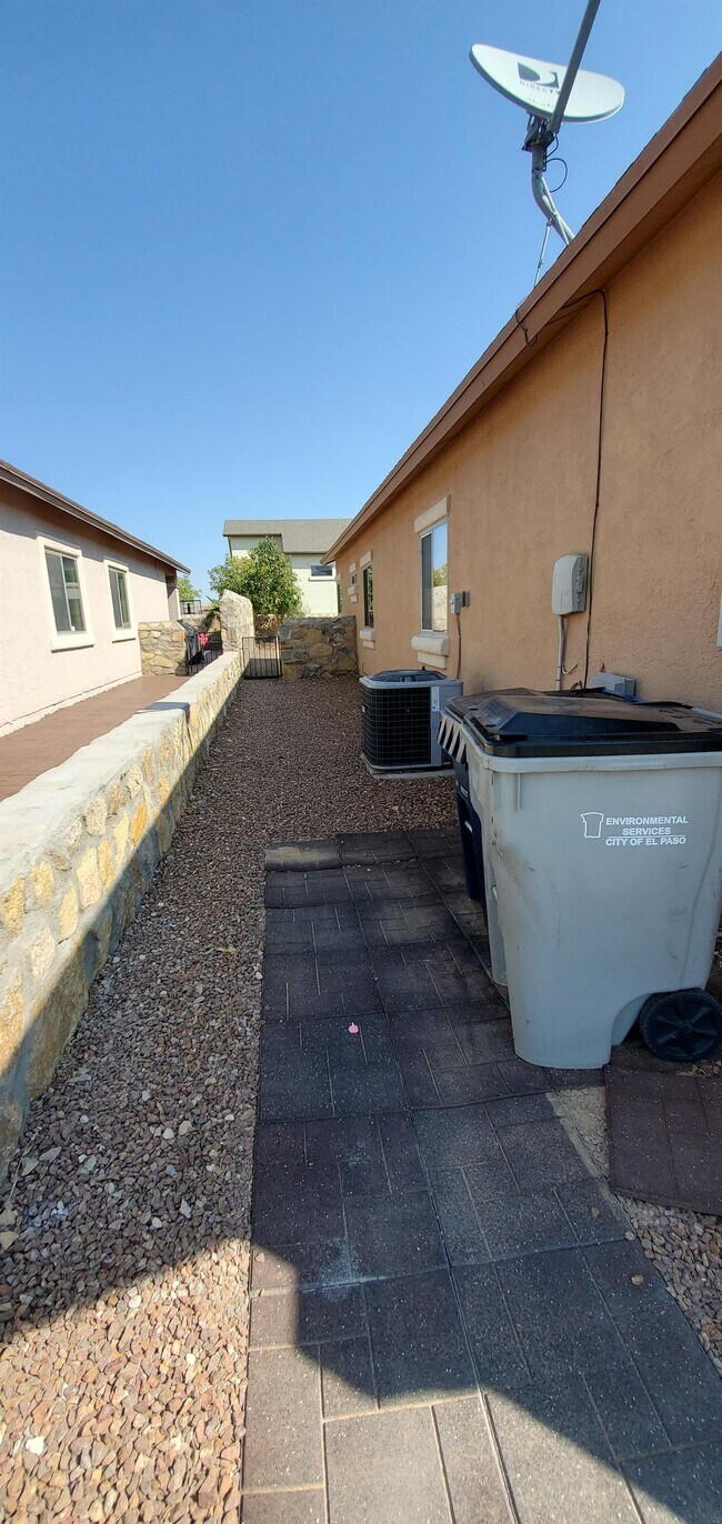 Building Photo - 14345 Apache Point Dr