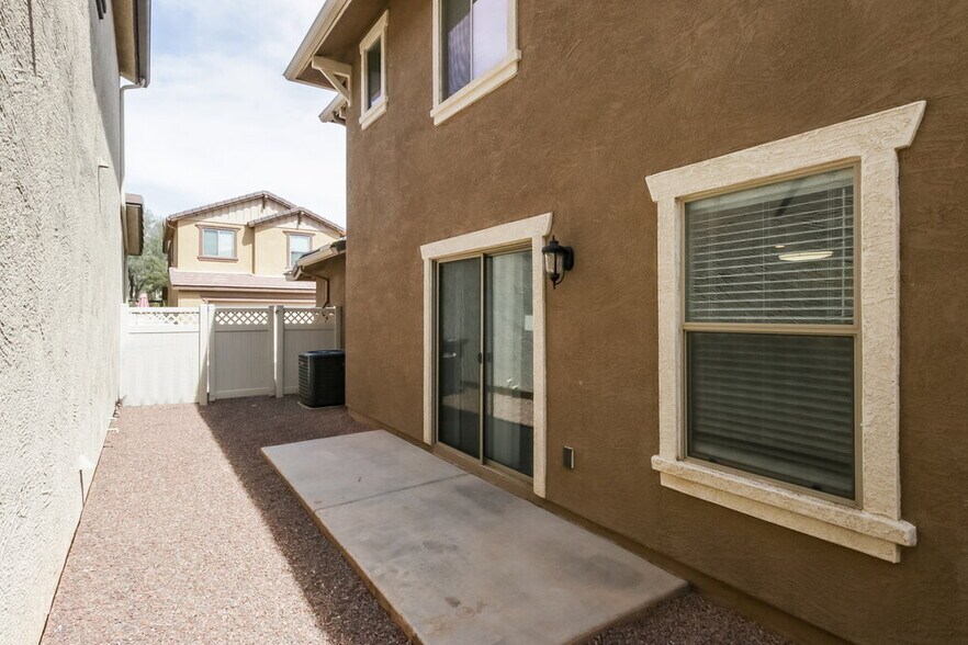 Building Photo - 992 S Hawk Ln