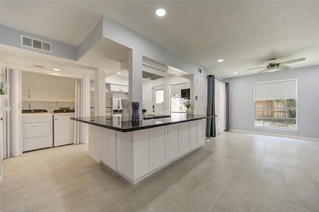 Building Photo - 7965 Kendalia Dr