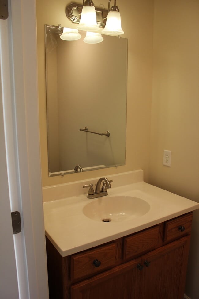 Building Photo - 816 Carson Cir