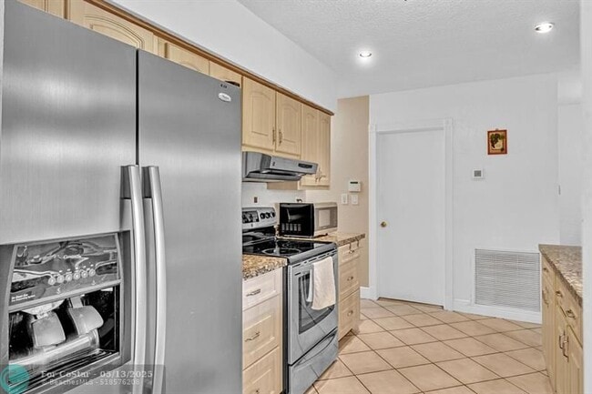 Building Photo - 7102 NW 93rd Ave