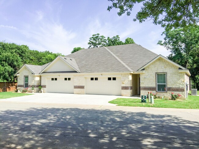 Building Photo - Savannah Court Luxury Townhomes