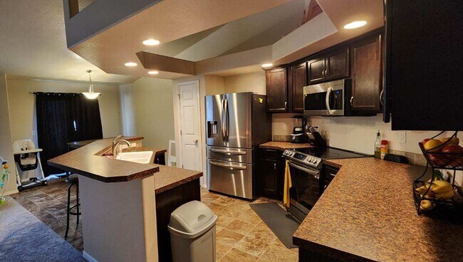 Building Photo - Charming single level 4 bedroom home in Crimson Point community. Spacious open floor plan, oversi...