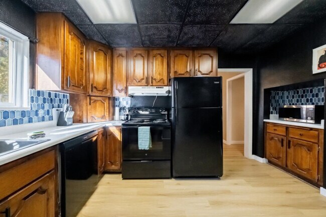 Building Photo - 170 E 100 N