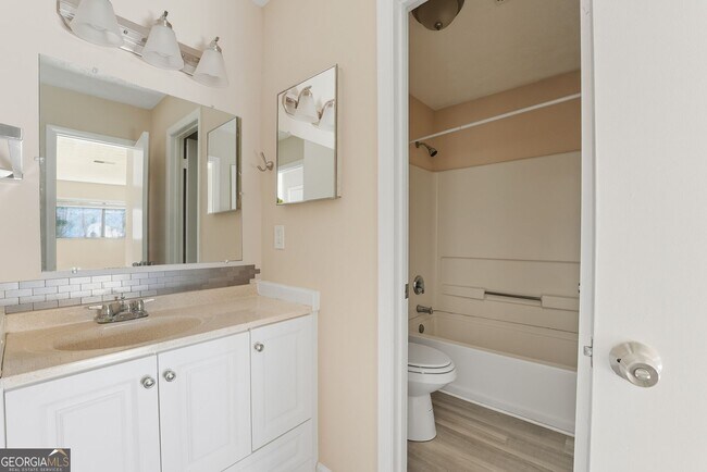 Building Photo - 293 Country Club Dr