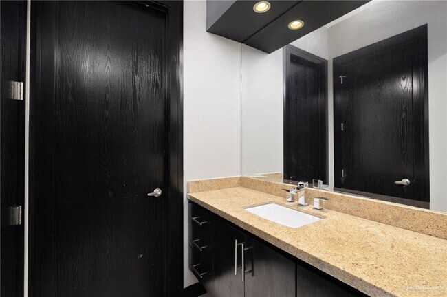Building Photo - 305 N Mockingbird Ave
