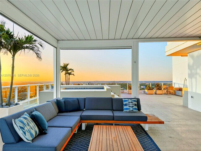 Building Photo - 2020 N Bayshore Dr