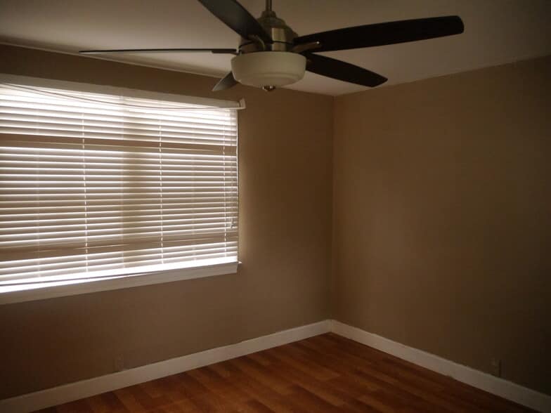Largest Bdrm Window B) - 2270 Larchmont Rd