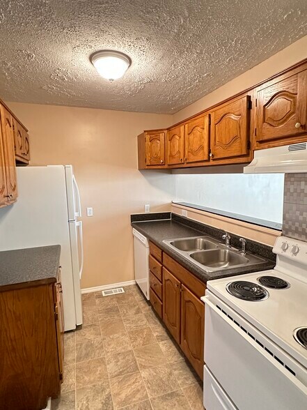 Kitchen - 755 Chestnut Ave