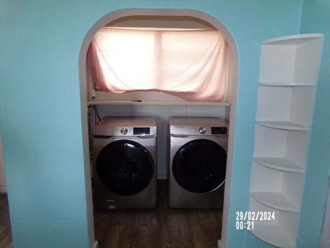 Building Photo - 4bd 1ba Home