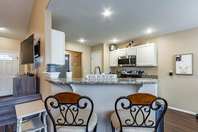 Building Photo - $250 Move in Special! Modern and Updated 3...